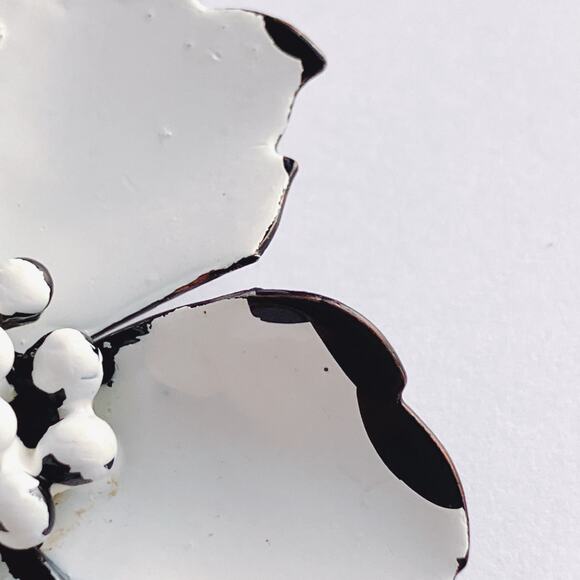 Vintage 1960s Brooch White Enamel Metal Mod Flower Black Edge Mid Century Pin - Picture 8 of 11